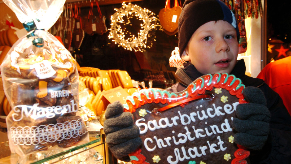 Kind mit Lebkuchenherz