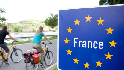 Radfahrer überqueren deutsch-französische Grenze