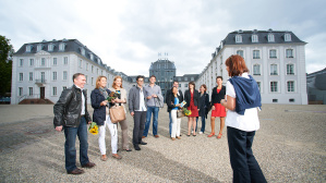 Gruppe vor dem Schloss