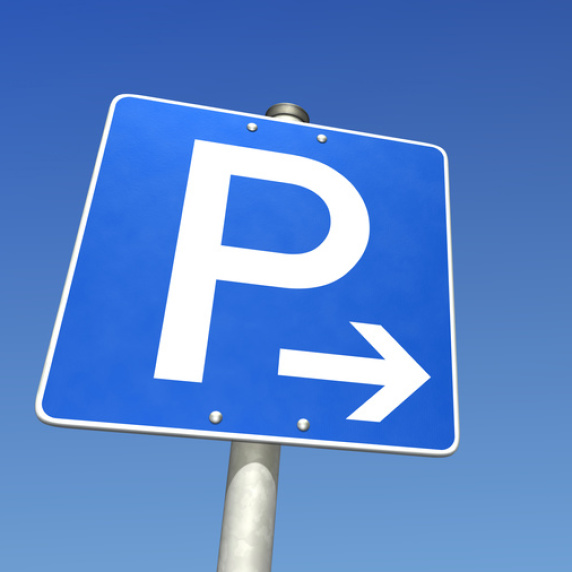 Parkschild vor blauem Himmel