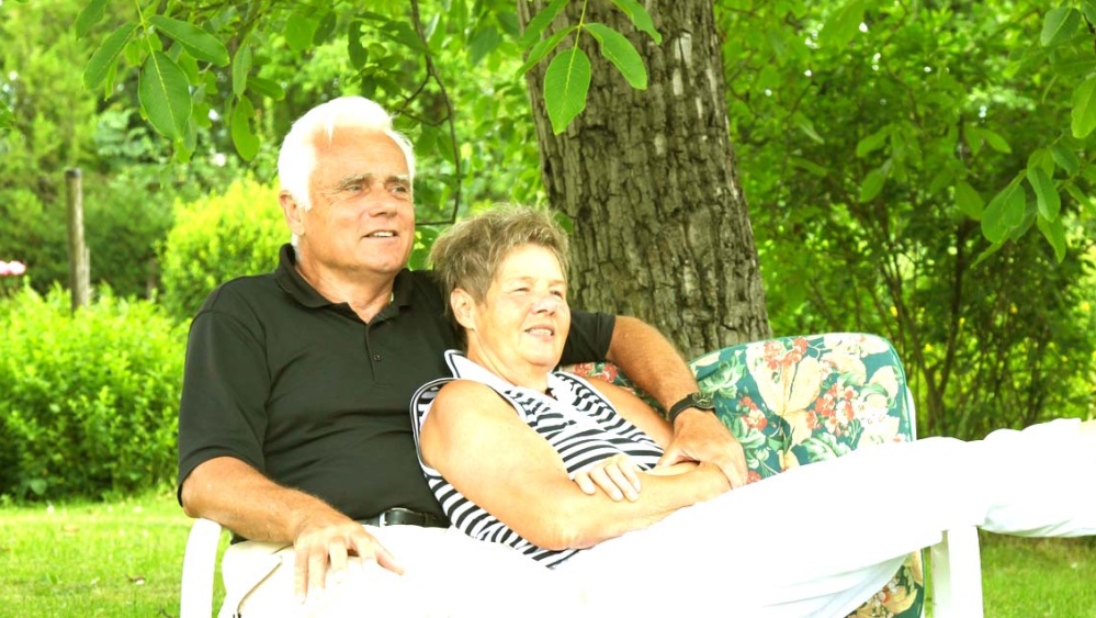 Ehepaar auf Parkbank  Älteres Ehepaar sitzt auf Parkbank - Foto: - fotolia.com © Sven Vietense