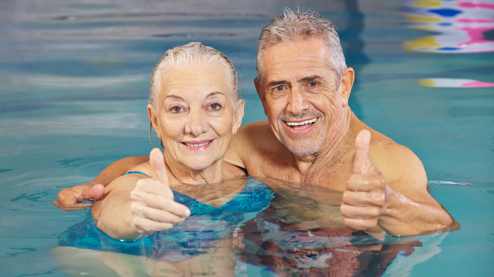 Paar Senioren hält Daumen hoch Ein Paar Senioren schwimmt und hält Daumen hoch, Foto: fotolia.com