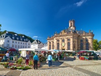 Ludwigskirche mit Markt