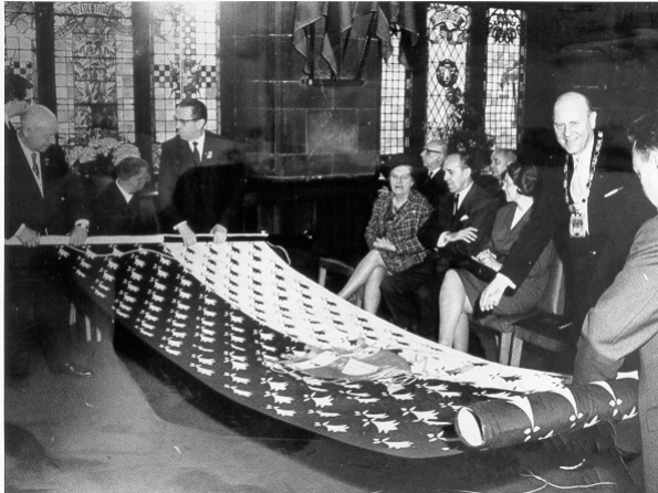 Übergabe der Fahne Nantes durch Alain Morice an OB Schuster im April 1965 Übergabe der Fahne Nantes durch Alain Morice an OB Schuster im April 1965