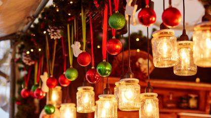 Weihnachtsmarkt Weihnachtsstand mit hängenden Kerzen und Weihnachtsbaumkugeln