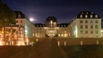 Schloss bei Nacht Foto: Gundelwein