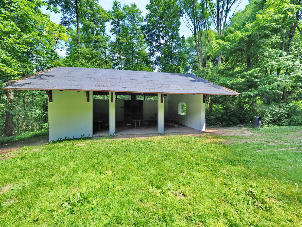 Grillhütte in der Grumbachhohl (Foto: Ralf Blechschmidt) Grillhütte in der Grumbachhohl (Foto: Ralf Blechschmidt)