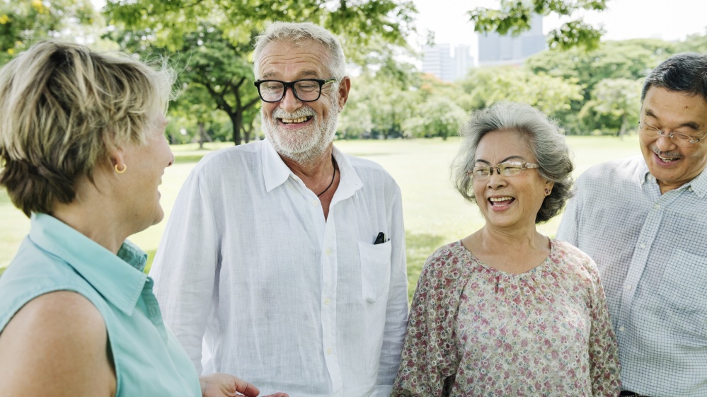 Vier Senioren Vier Senioren stehen im Grünen (Foto: Rawpixel.com/shutterstock)