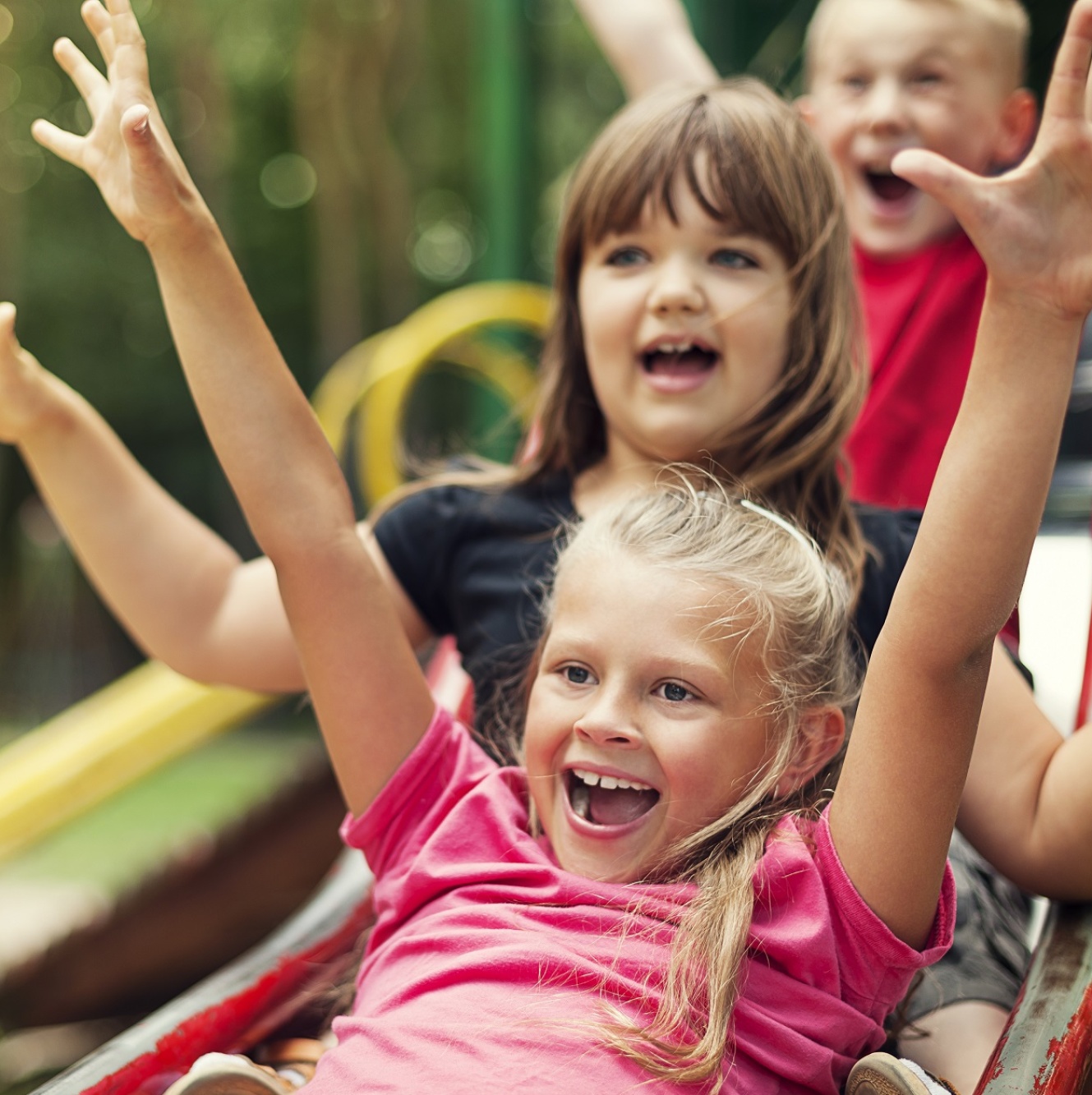 Kinder rutschen auf einem Spielplatz