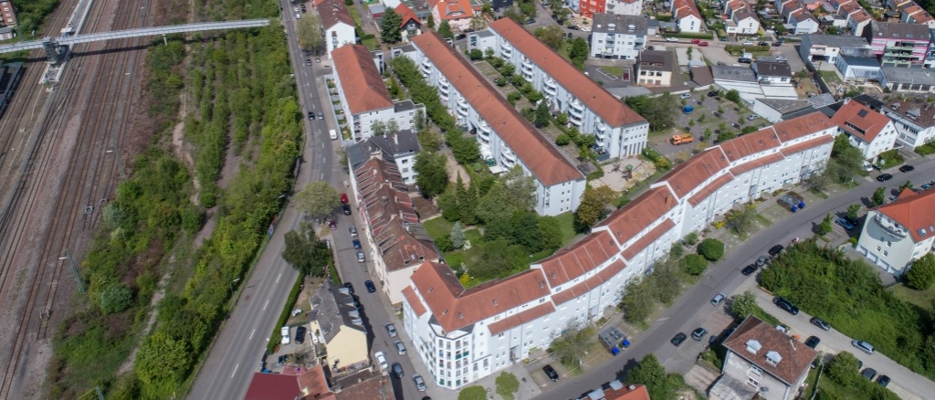 Luftbild Wohnquartier an einer Bahnlinie. 