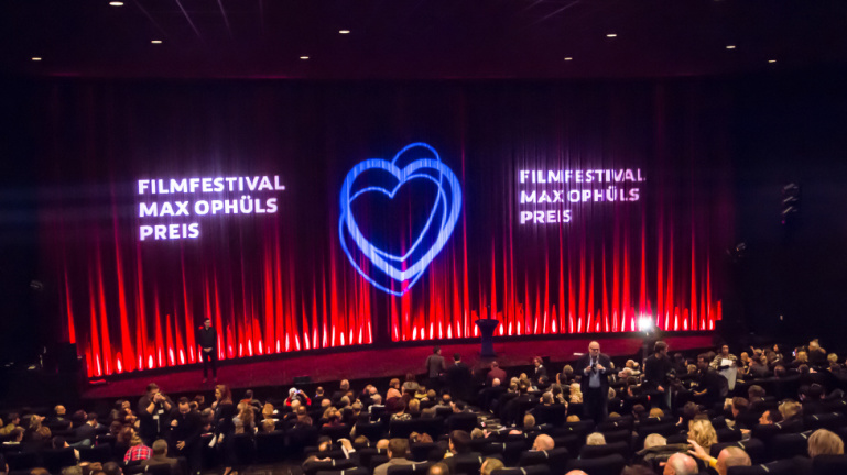 Vorhang im Kino mit Schriftzug des Filmfestivals