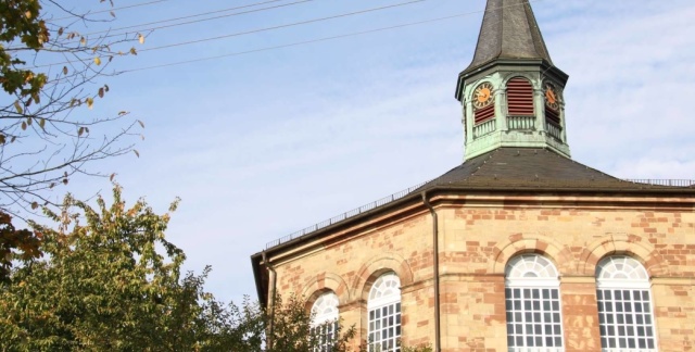 Vor dem Traualtar - zum Beispiel in der Schinkelkirche in Bischmisheim