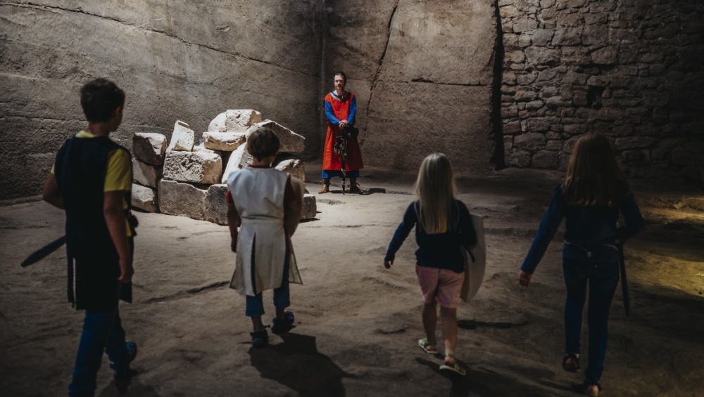 Kinder in unterirdischer Burganlage