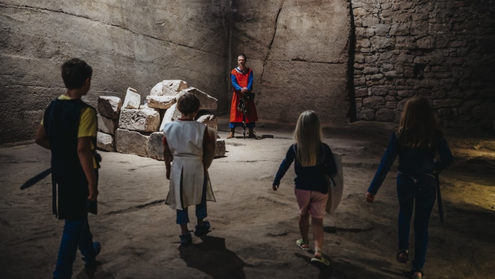 Kinder in unterirdischer Burganlage