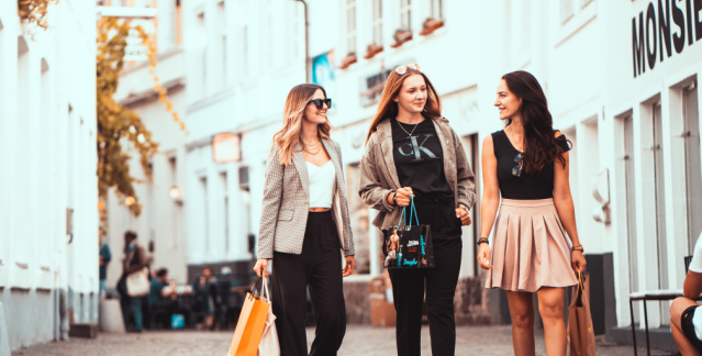 3 Mädels beim Shoppen in der Fröschengasse