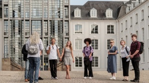 Gruppe von Touristen während einer Stadtführung vor dem Saarbrücker Schloss