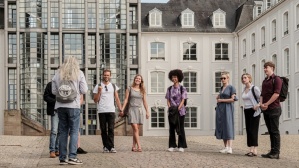 Gruppe von Touristen während einer Stadtführung vor dem Saarbrücker Schloss