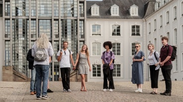 Gruppe von Touristen während einer Stadtführung vor dem Saarbrücker Schloss