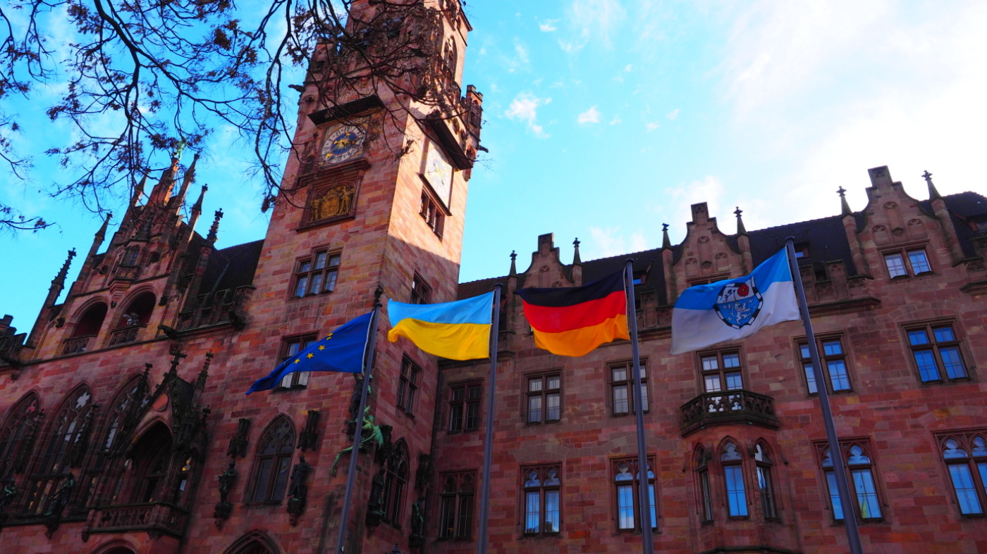 Rathaus St. Johann mit Beflaggung: Europa, Ukraine, Deutschland, Saarbrücken
