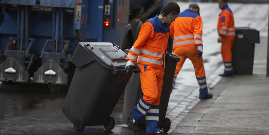 ZKE Müllmänner leeren Mülltonnen. Foto: ZKE