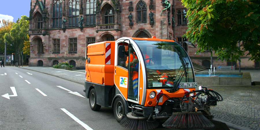 ZKE Kehrmaschine reinigt die Straße vor dem Rathaus. Foto: ZKE