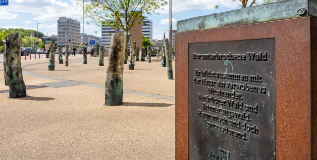 Der 2012 eingeweihte Rabbiner-Rülf-Platz mit dem von Ariel Auslender geschaffenen Mahnmal „Der unterbrochene Wald“.