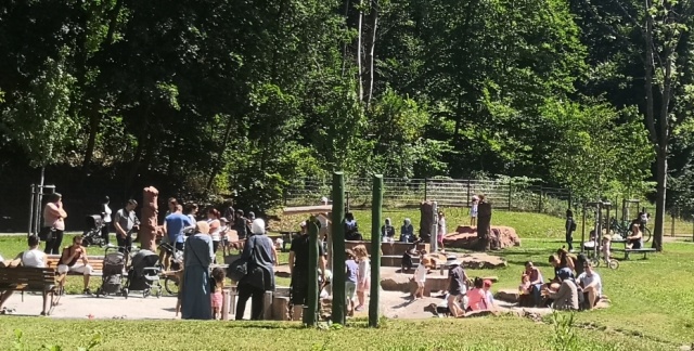 Jardin franco-allemand Aire de jeux au bord du Ehrentalbach