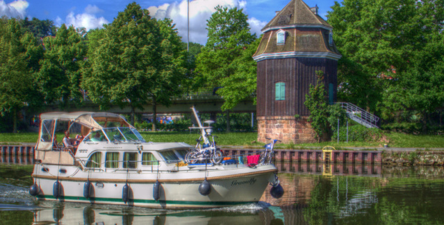 Sommer-Impression: Boot auf der Saar vor dem Saarkran