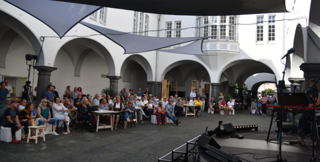 Publikum im Innenhof der Stadtgalerie