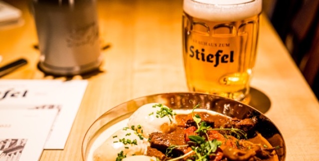 Saftiges Rindergulasch und ein Bier Saftiges Rindergulasch und ein Bier