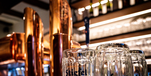 Bierkrüge vom Brauhaus zum Stiefel vor Zapfanlage Bierkrüge vom Brauhaus zum Stiefel vor Zapfanlage