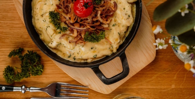 Käsespätzle mit Röstzwiebeln, Petersilie und einer Tomate Käsespätzle mit Röstzwiebeln, Petersilie und einer Tomate