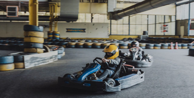 Zwei Karts in Fahrt auf der Kartbahn im Kartpalast Saarbrücken