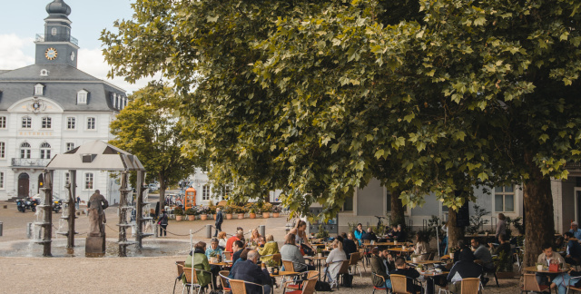 Außenansicht Café am Schloss: Tische unter großen Baum mit Blick auf das Alte Rathaus Saarbrücken Außenansicht Café am Schloss: Tische unter großen Baum mit Blick auf das Alte Rathaus Saarbrücken