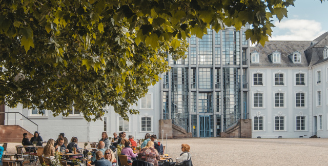 Außenansicht Café am Schloss: Tische unter großen Baum mit Blick auf das Saarbrücker Schloss Außenansicht Café am Schloss: Tische unter großen Baum mit Blick auf das Saarbrücker Schloss