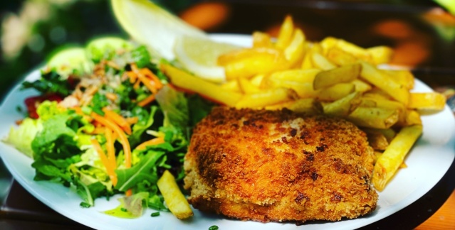 Eine Portion Cordon Bleu mit Salat und Pommes Eine Portion Cordon Bleu mit Salat und Pommes