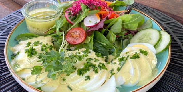 Eine Portion Schnittlauch-Eier-Salat Eine Portion Schnittlauch-Eier-Salat