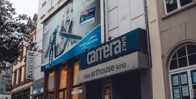 Außenfassade mit Schnee des Kinos camera zwo in Saarbrücken