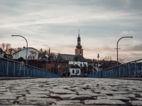 Bepflastert, die Alte Brücke mit Blick auf die Schlossmauer und die Schlosskirche