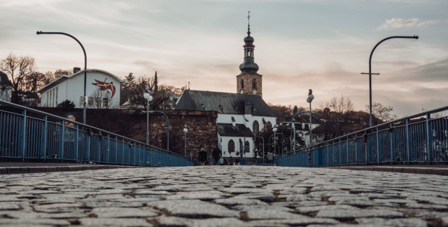 Pavés, le Vieux Pont avec vue sur le mur du château et l'église du château