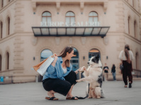 Frau mit Hund vor dem Eingang zur Europa Galerie - ehemalige Bergwerksdirektion