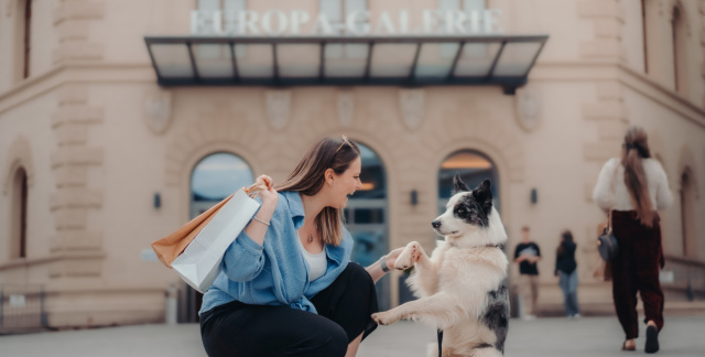 Frau mit Hund vor dem Eingang zur Europa Galerie - ehemalige Bergwerksdirektion Frau mit Hund vor dem Eingang zur Europa Galerie - ehemalige Bergwerksdirektion