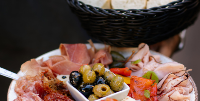 Antipasti-Teller und Brot Antipasti-Teller und Brot