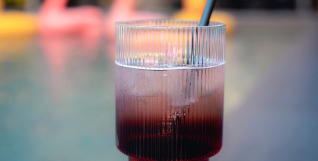 Ein Cocktail am Beckenrand Ein Cocktail am Beckenrand