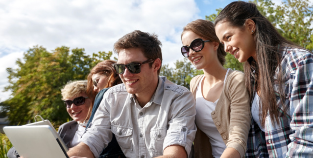 A group of 5 young people with an ipad during an outdoor team rally in Saarbrücken