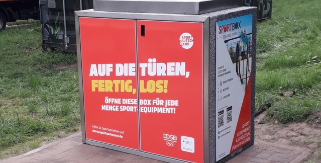 Sportbox mit der Aufschrift "Auf die Türen, fertig los!" 