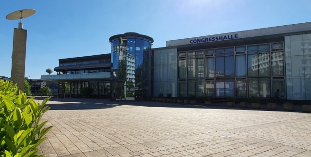 Außenansicht des Veranstaltungszentrum Congresshalle Saarbrücken  mit Vorplatz