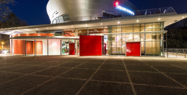 Spielbank Saarbrücken- Vue latérale de nuit depuis l'hôtel Victor's Residenz-Hotel Saarbrücken