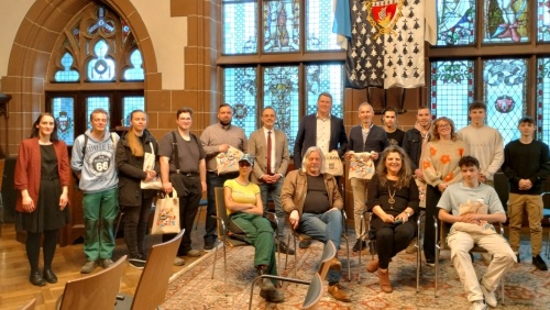 Empfang der Auszubildenden im Rathausfestsaal St. Johann Eine Gruppe junger Leute und ihre Begleiter im Festsaal des Rathauses St. Johann