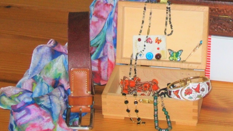 Schals, Taschen und Modeschmuck